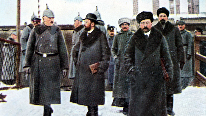 ПРИБЫТИЕ СОВЕТСКОЙ ДЕЛЕГАЦИИ ВО ГЛАВЕ СО ЛЬВОМ КАМЕНЕВЫМ (2-Й СЛЕВА, В ШЛЯПЕ-КОТЕЛКЕ), ЛЬВОМ ТРОЦКИМ (СПЕРЕДИ, СПРАВА) И АДОЛЬФОМ ИОФФЕ (СПРАВА, ПОЗАДИ ТРОЦКОГО) НА ЖЕЛЕЗНОДОРОЖНЫЙ ВОКЗАЛ БРЕСТ-ЛИТОВСКА. АРХИВНОЕ ФОТО: ARCHIV NEUMANN/GLOBALLOOKPRESS