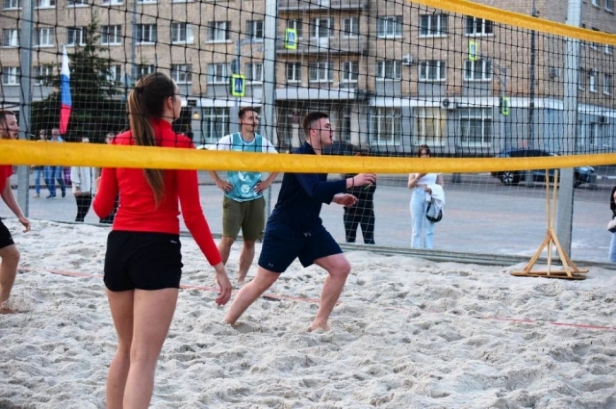    В центре Орла открыли площадку для пляжного волейбола