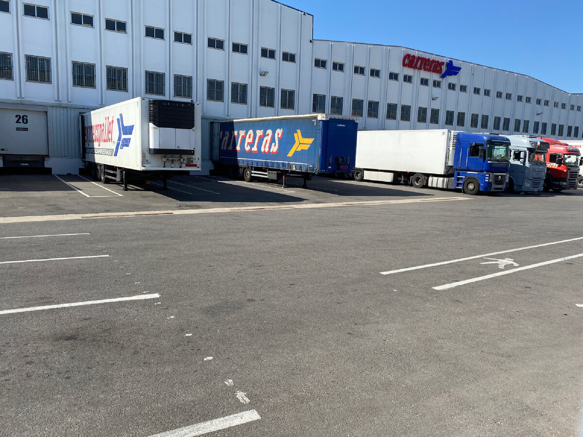 Так вот для чего нужен навык подъезжать задним ходом к «заборчику» - погрузочный док! 