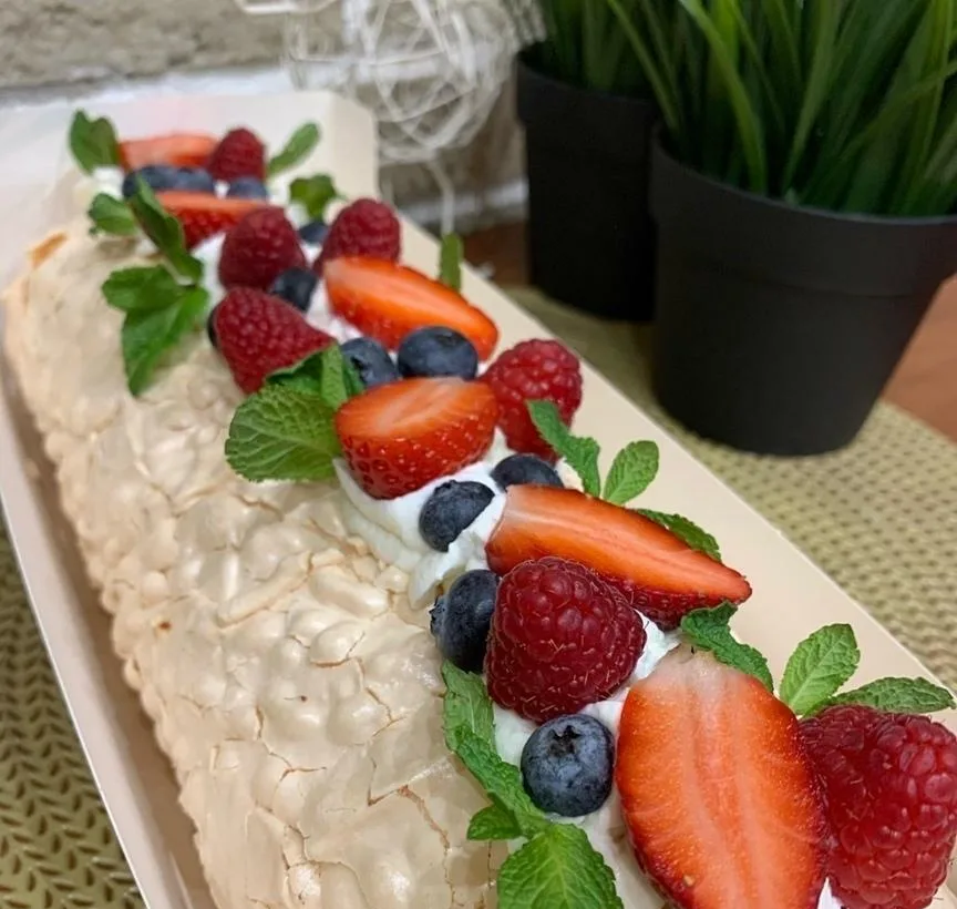 Меренговый рулет с ягодами