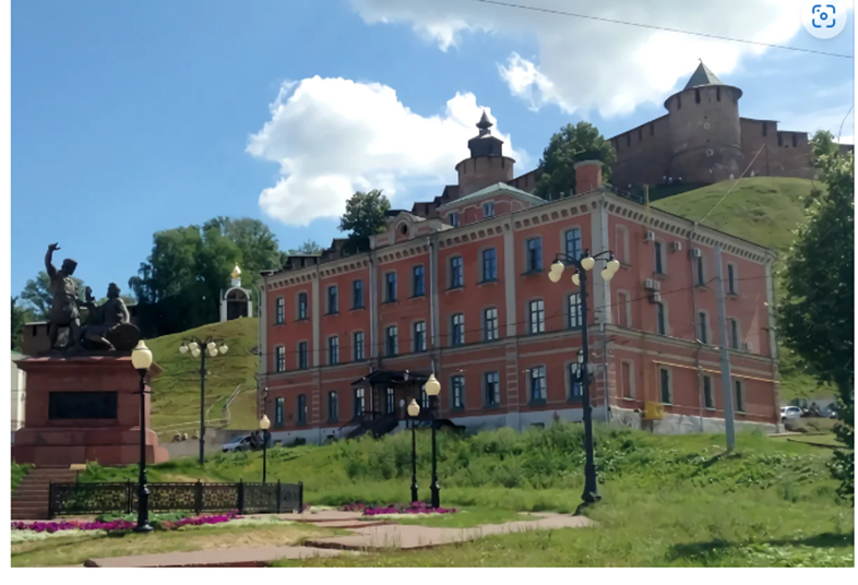 знаменитая "ночлежка" на Рождественской, построена отцом Николая, Александром, Николай же построил доходный дом для того, чтобы финансировать содержание ночлежного дома. Пускали ночевать любого,  не спрашивая документы. Женщины размещались отдельно от мужчин, при этом днем "ночлежка" закрывалась на уборку. Сейчас бы мы назвали это заведение хостелом. Так как ночевали в в нем не только те,  кто не имел дома,  но и те,  кто приезжал на заработки в Нижний. За 5 копеек можно было получить большую чашку супа,  чая и кусок хлеба. У тех,  кого денег не было, кормили бесплатно