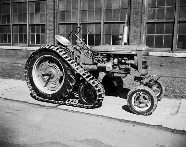    Это не советский Т-28, а американский IHC Farmall Super C с гусеницами Bombardier.University of Guelph