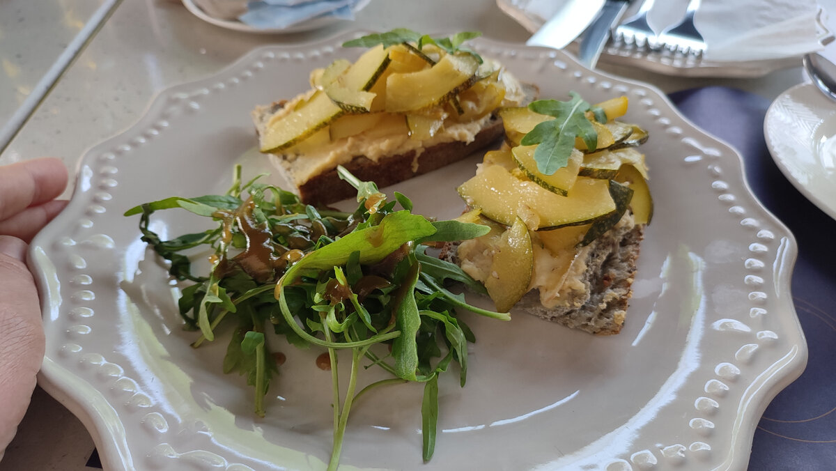 Бутерброды с цукини, сыром и руколой