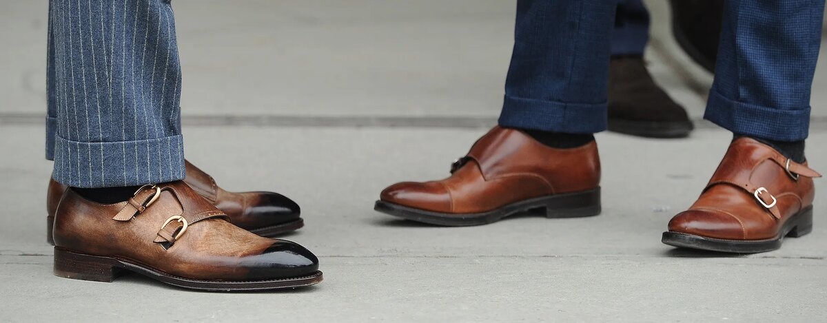 Пример не слишком длинных и одновременно довольно узких брюк с манжетами.