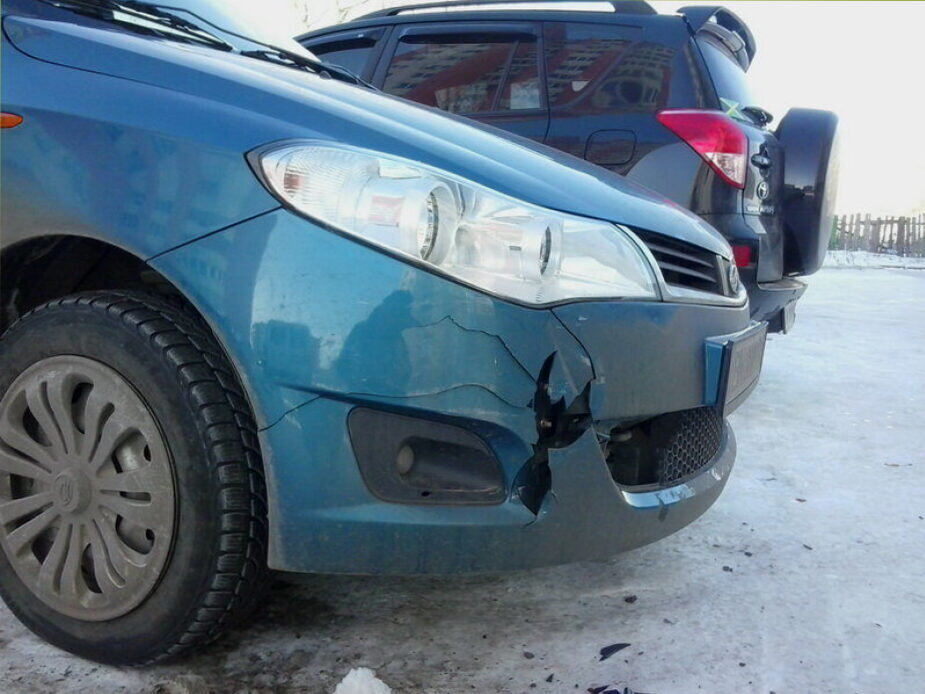 Машине разбили бампер. Разбитый бампер. Поврежденный бампер. Треснутый бампер. Сломан бампер у автомобиля.