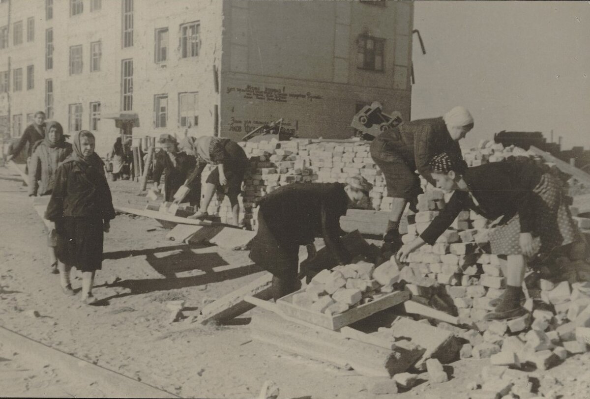 Черкасовцы у Дома Павлова, 1943 год. Фотография с диска "Возрождение Сталинграда". Хотя, мне кажется, составители диска взяли изображение у музея-заповедника "Сталинградская битва" (прим. авт.)