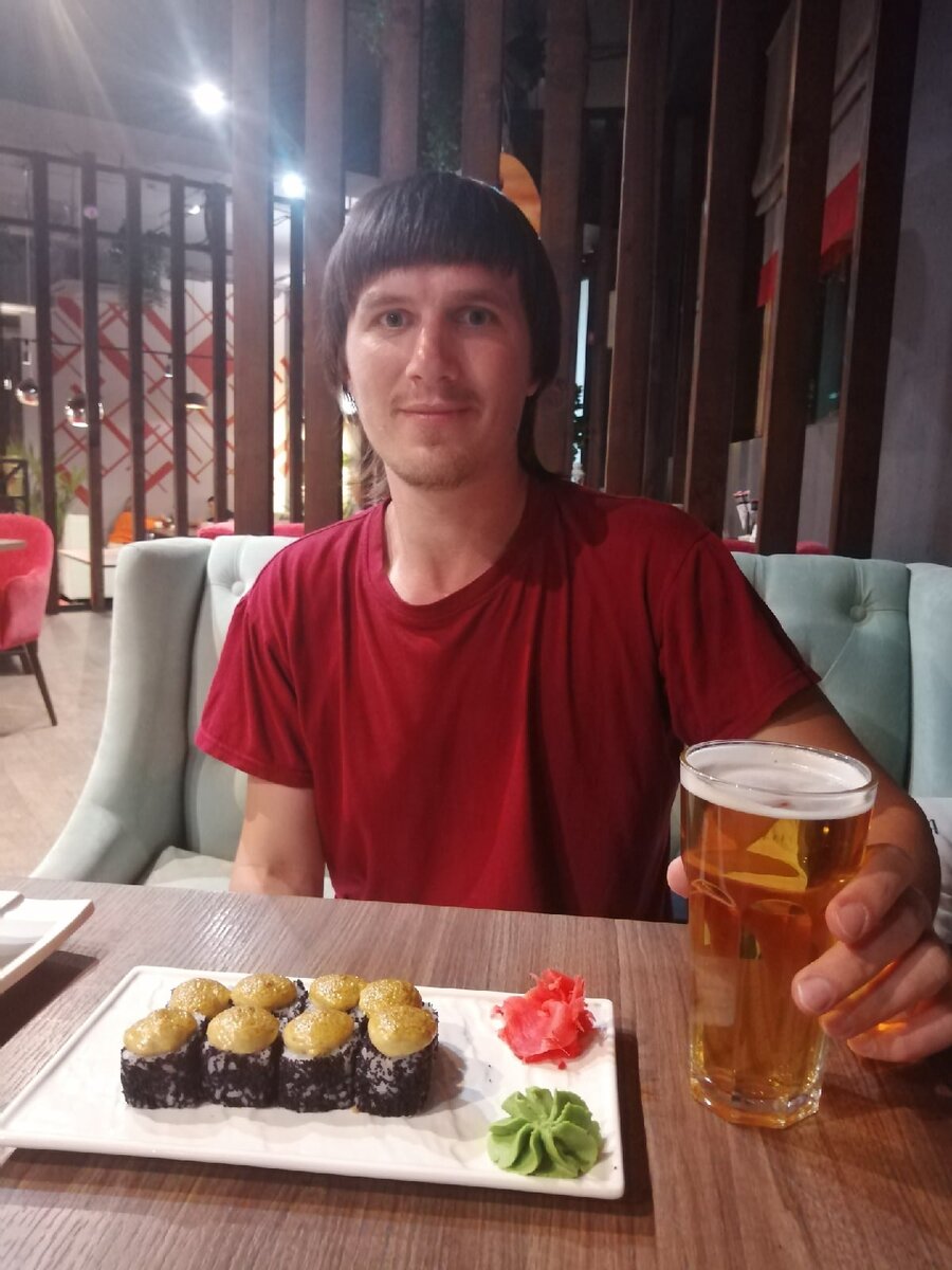 Муж с пивом и роллами