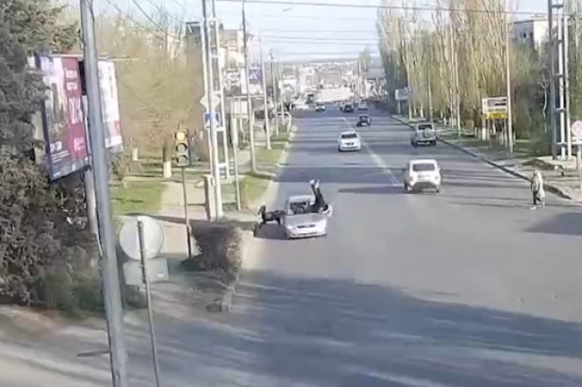    МВД поделилось видео ДТП на светофоре – водитель сбил двух школьников