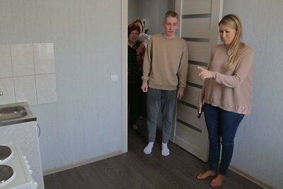    Министр социального развития Московской области Людмила Болатаева в гостях у сироты Ивана Скопенко © Министерство социального развития Московской области