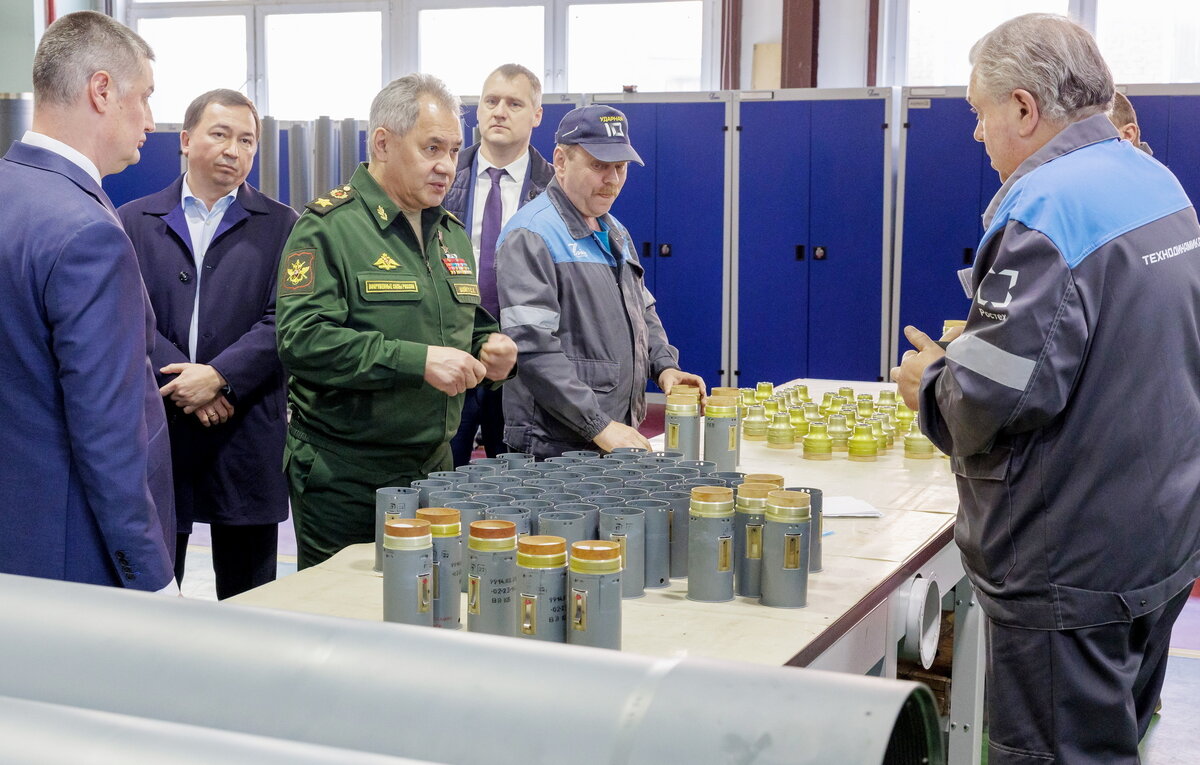    Министр обороны РФ Сергей Шойгу (третий слева)  Вадим Савицкий/Пресс-служба Минобороны РФ/ТАСС