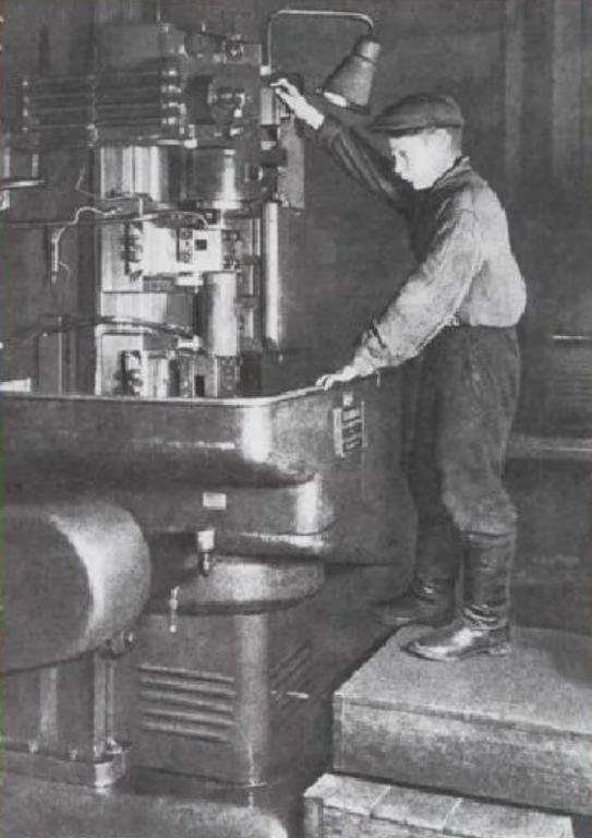 Ребенок, который работал, пока его отец воевал 