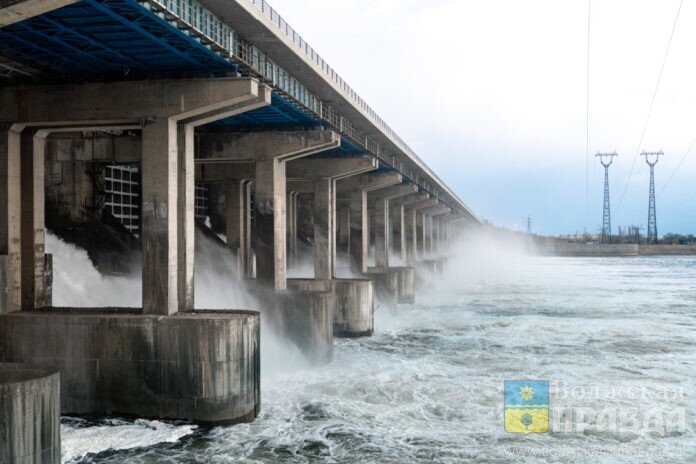 Волжская ГЭС в период половодья📷    Сброс воды на Волжской ГЭС превысил 10 тысяч кубов в секунду

