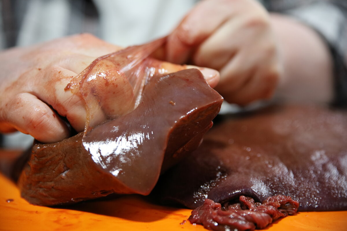 Надо обязательно очистить печень от пленки. Сделать это не сложно: аккуратно подцепите пленку, а потом вот так, поводя под ней пальцами в разные стороны, отделите – и плёнка снимется легко, как перчатка.