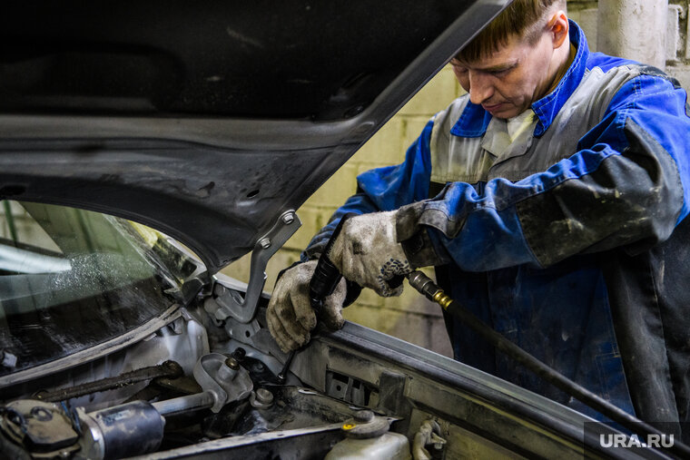    Автомеханикам оплатят перелет и проживание, а также предоставят обучение за счет компании