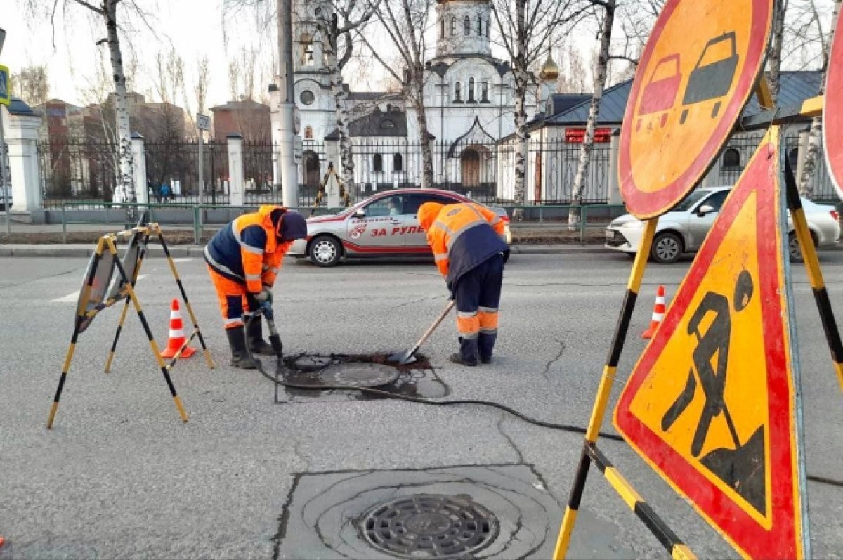    В Новокузнецке начали заделывать ямы на дорогах