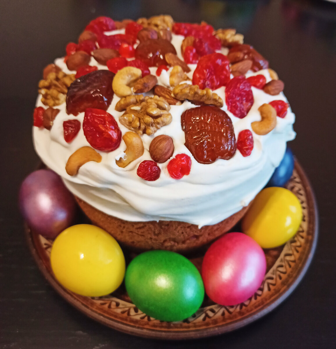 Люблю украшать куличи орехами и сухофруктами 