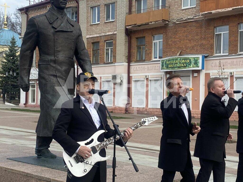 Памятник гагарину в брянске фото К памятнику Юрия Гагарина в Брянске в День космонавтики возложили цветы Брянская