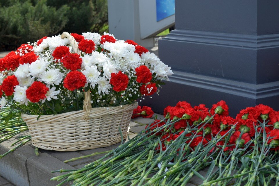    Цветы к памятнику Гагарина возложили офицеры авиацентра и школьники Алина ПАЛАГИНА