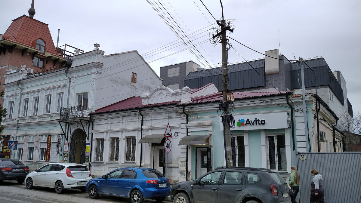 Справа от памятника пункт Авито