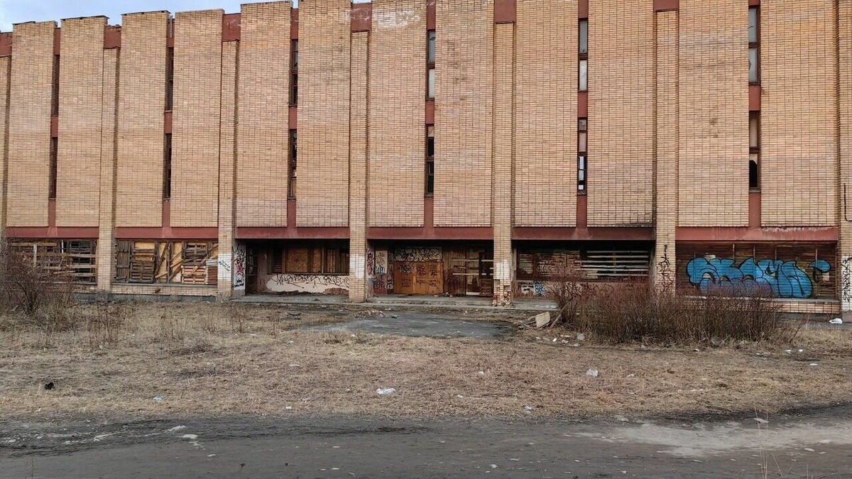     Школьники гуляли на территории заброшенного колледжа большой компанией. Об этом рассказали в соцсетях.