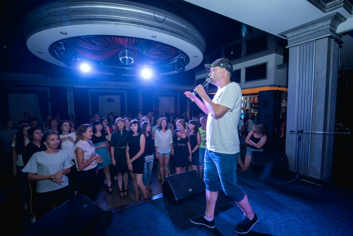 Серьезный ведущий перед концертом