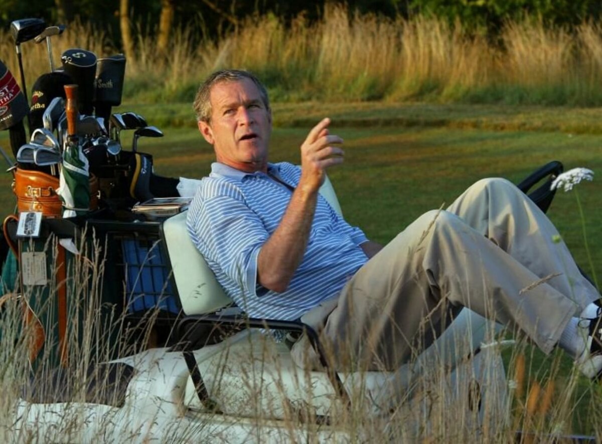 Джордж Буш младший ранчо. Джордж Буш — младший играет в гольф.