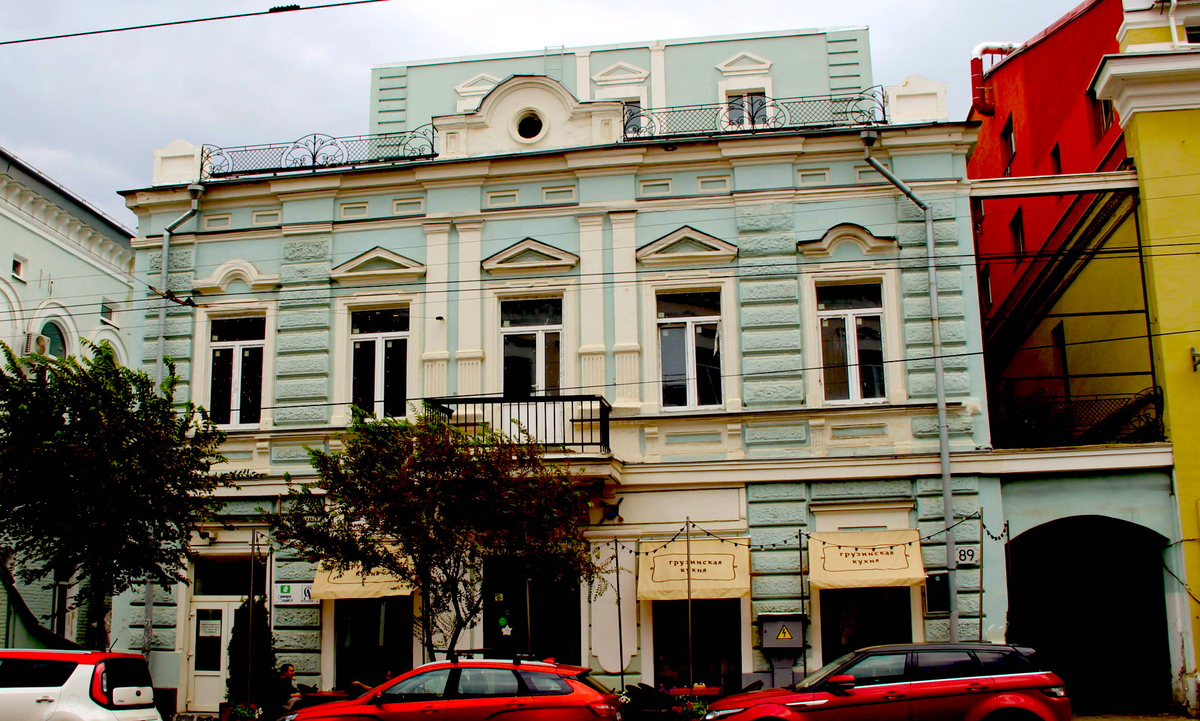 Главный фасад оштукатурен, детали выделены белым цветом на светло-голубом фоне поверхности стены.