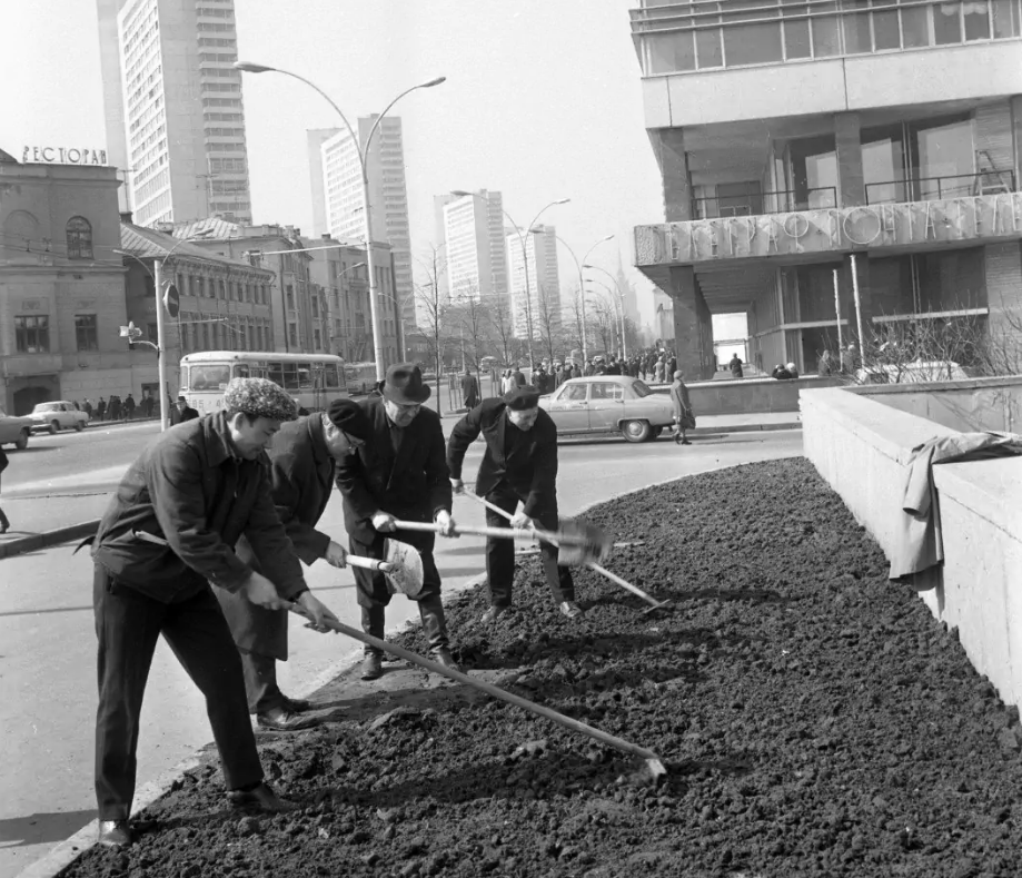 Сколько длилось советское время. Новый Арбат 1970. Всесоюзный Ленинский Коммунистический субботник. Прорубают проспект Калинина, ныне новый Арбат, 1963 год. Проспект Калинина СССР.