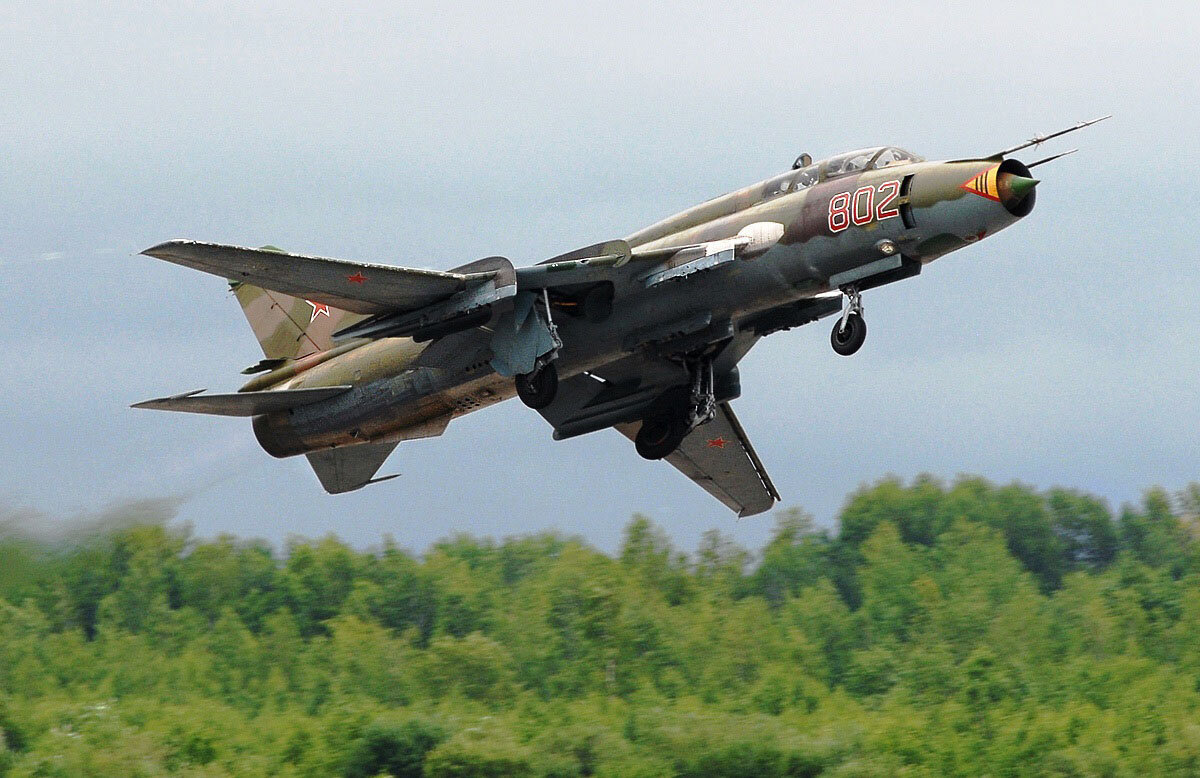 Су-17, по кодификации НАТО: Fitter — монтажник) — советский истребитель-бомбардировщик, разработанный в первой половине 1960-х годов. Первый советский самолёт с крылом изменяемой стреловидности. Первый в мире летательный аппарат такого типа, построенный большой серией. Три десятилетия состоял на вооружении ВВС СССР и России, широко экспортировался, применялся и применяется в ряде вооружённых конфликтов.