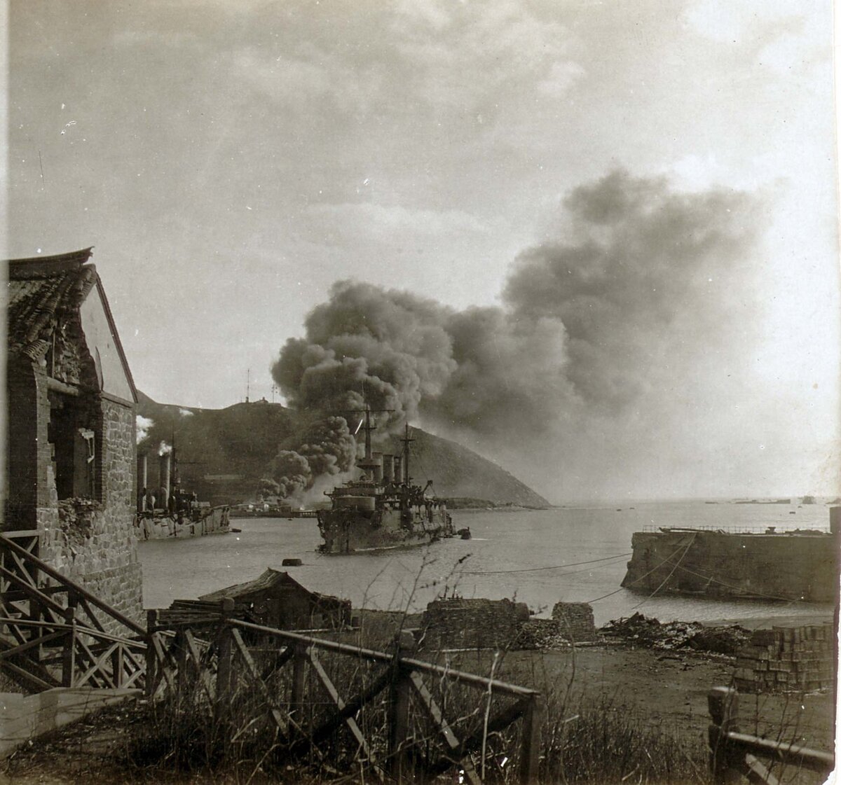 Эскадренный броненосец «Победа» в гавани Порт-Артура, декабрь 1904 года