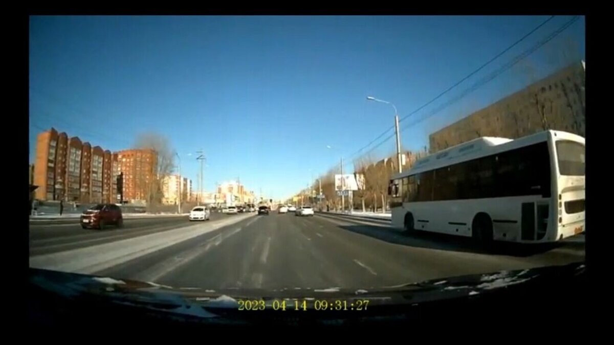     В областной столице 14 апреля автомобиль развернуло на улице Широтной. В правый бок машины въехал рейсовый автобус, сообщает подписчик паблика «ЧС Тюмень».