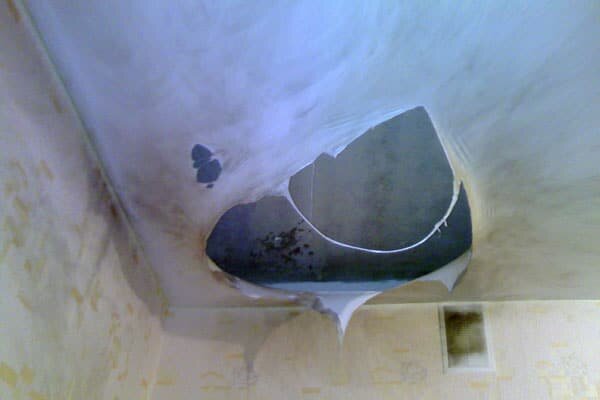 перегорел натяжной потолок. перегорел натяжной потолок. сгоревший подвесной потолок. перегорел натяжной потолок. оплавился натяжной потолок.