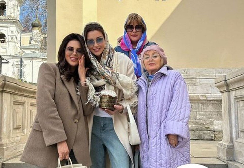 Заворотнюк в слезах. Актриса в косынке. Женщина в платке. Актрисы в платочках. Анастасияэ заворотнюк.