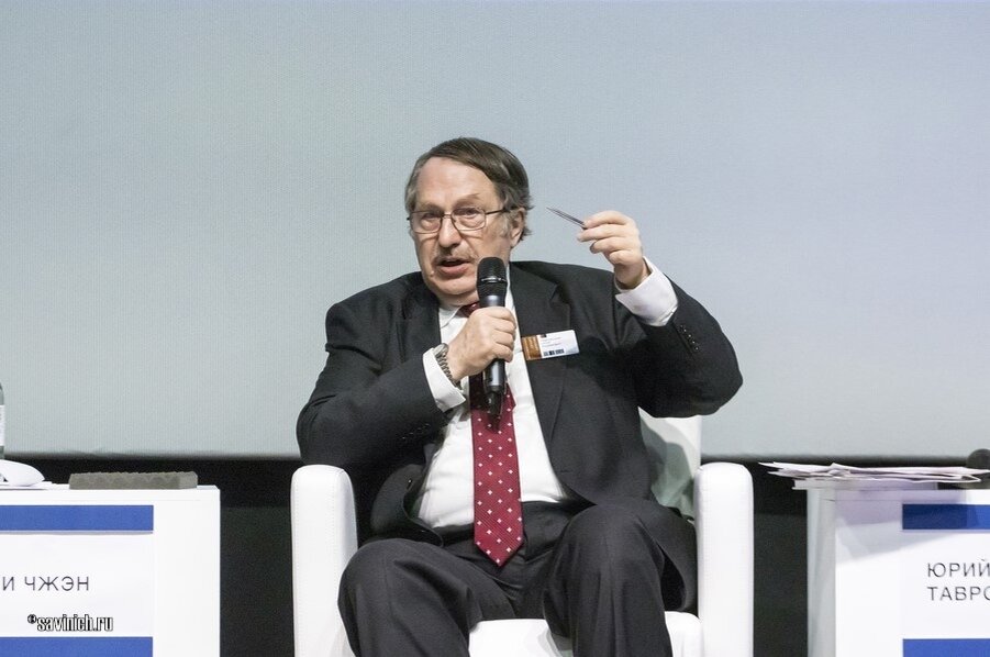 фото Галины Савинич  модератор сессии Юрий Тавровский