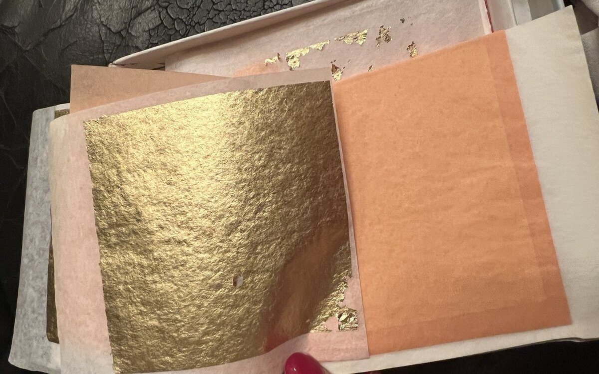 Натуральное золото в форме тончайших листов, уложенных в книжку. Фото автора