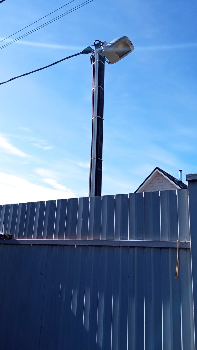 Прожектор 50 Вт на столбе.