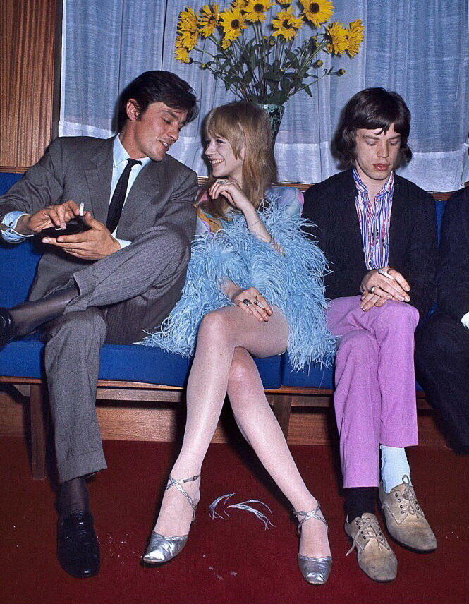 Французский актер Ален Делон, лидер группы "Роллинг Стоунз" Мик Джаггер и его девушка певица Марианна Фейтфулл. Франция, Париж, 1967 год.  