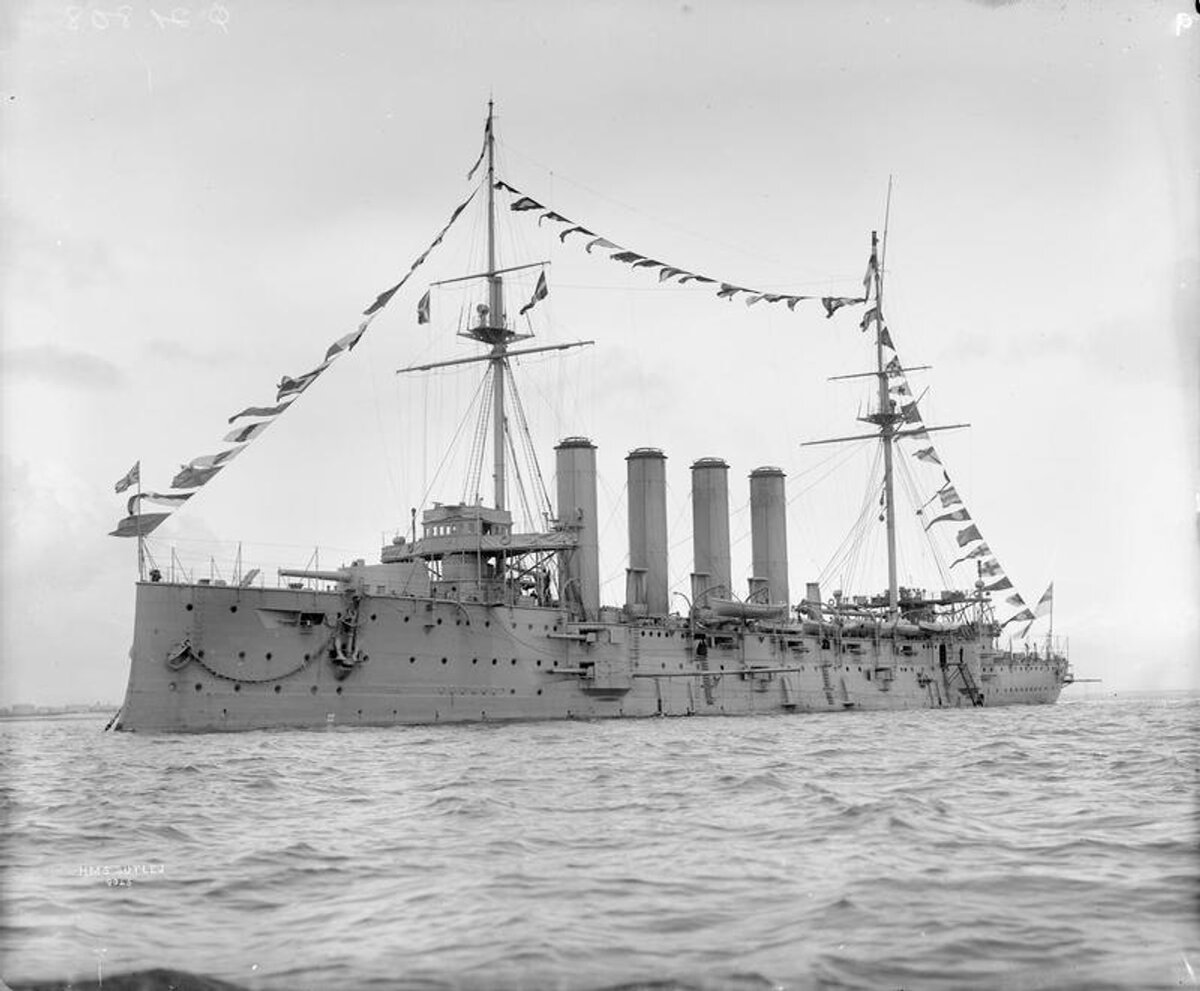 Скорее вего речь идёт о крейсере типа "Кресси" - HMS Sutlej (1899). Этот корабль в составе 9-й крейсерской эскадры осуществлял проводку конвоев вдоль французского и пиренейского побережья. В каких-либо крупных боестолкновениях участия не принимал.