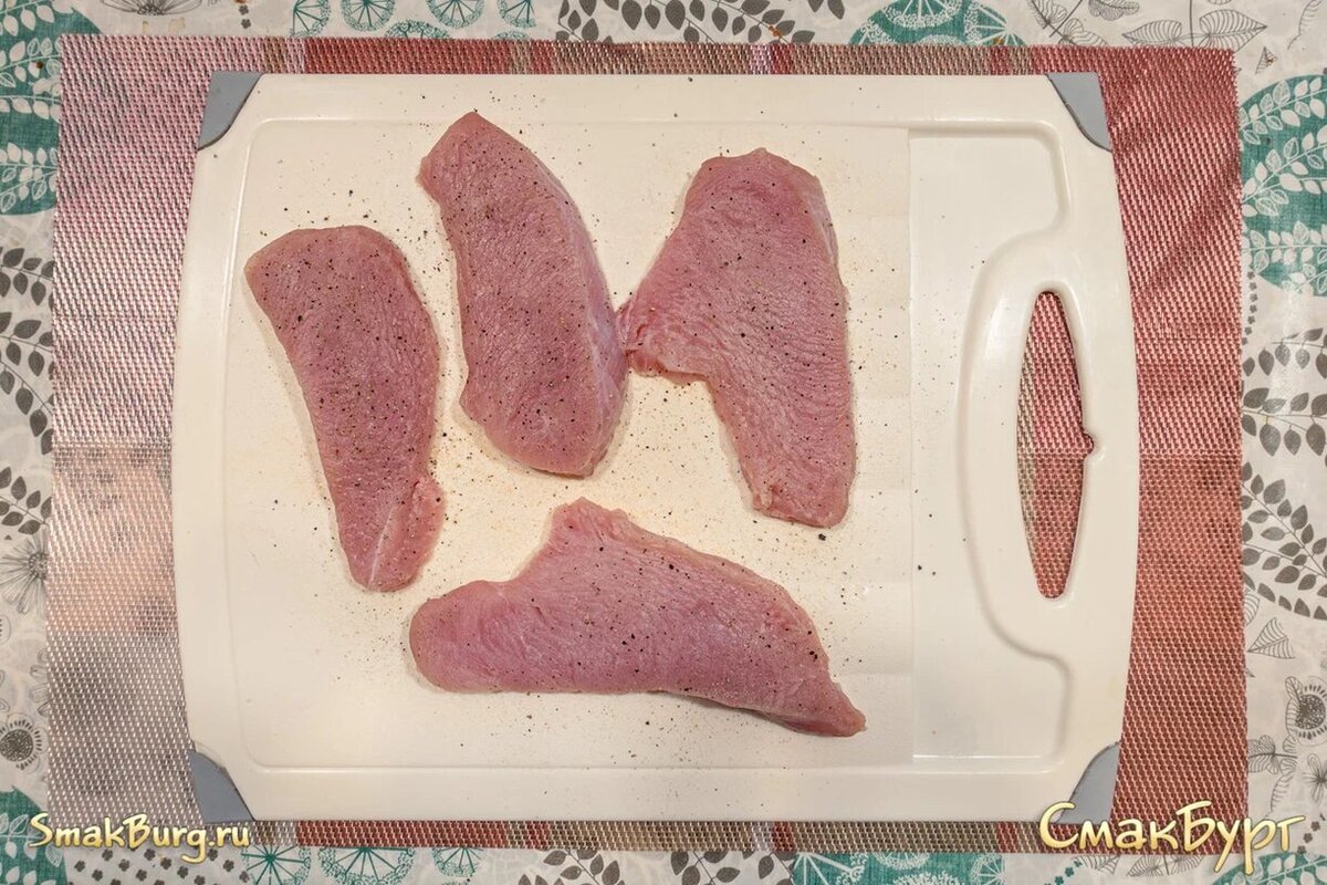 Нарезаем индейку и приправляем кусочки солью/молотым перцем