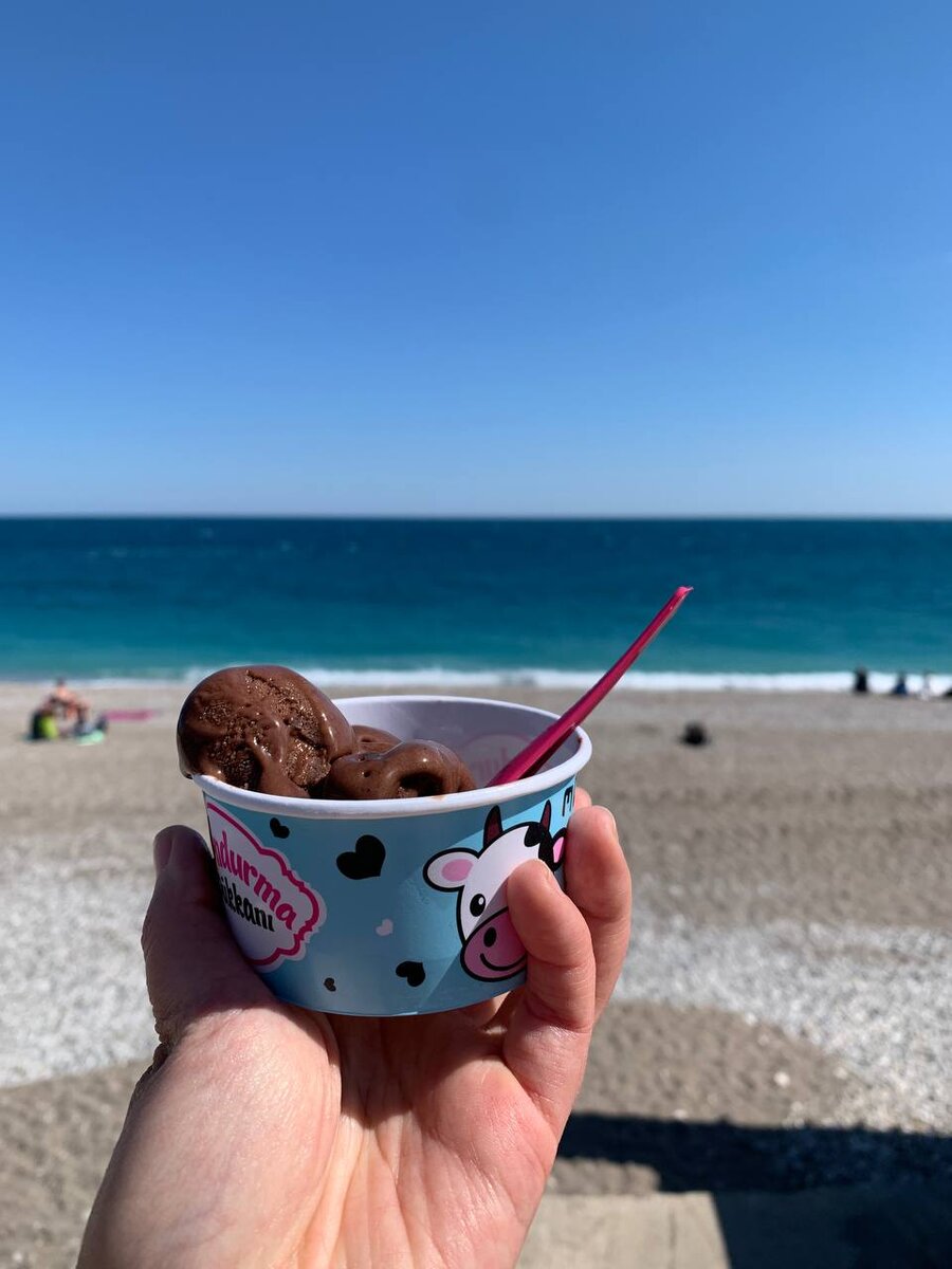 Солнечно и мороженое вкусное :)