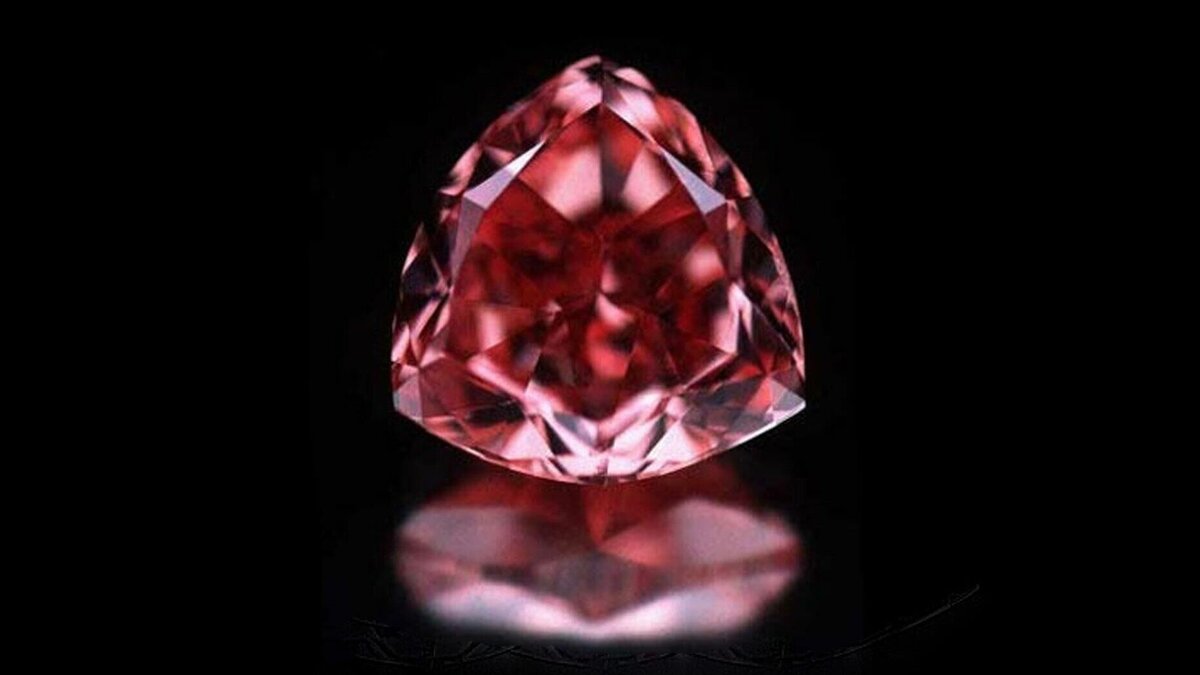     Драгоценный камень весом 55,22 карата, известный как Estrela de Fura, считается самым дорогим рубином, когда-либо выставленным на мировых аукционах. Торги пройдут в начале июня на площадке Sotheby's в Нью-Йорке.