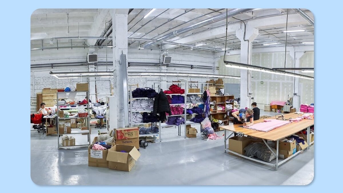 В этом помещении мы шьем одежду и упаковываем заказы перед доставкой 