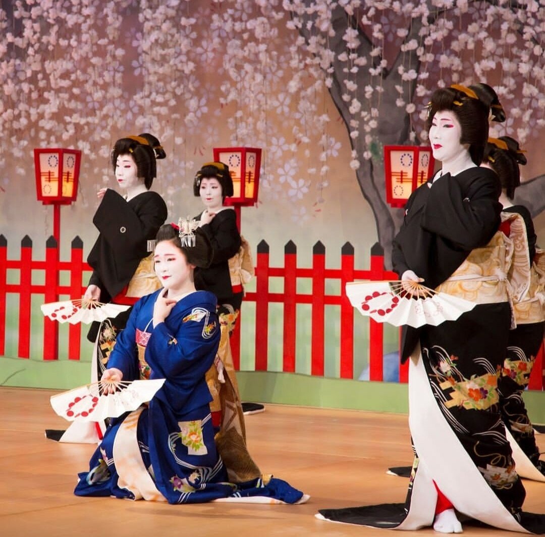 Танцовщицы в хикидзури