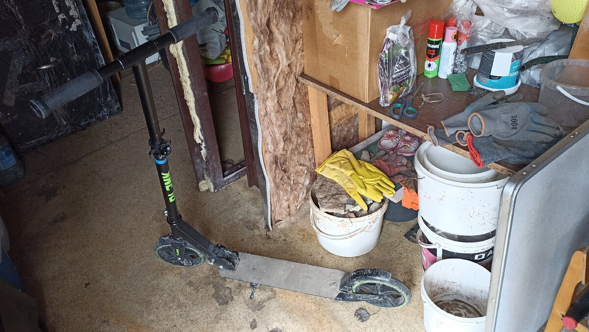 Самокат предпринял подлую диверсию, поломавшись кнопкой-запором и частично перестав быть складным, но от поездки отвертеться ему не удалось.