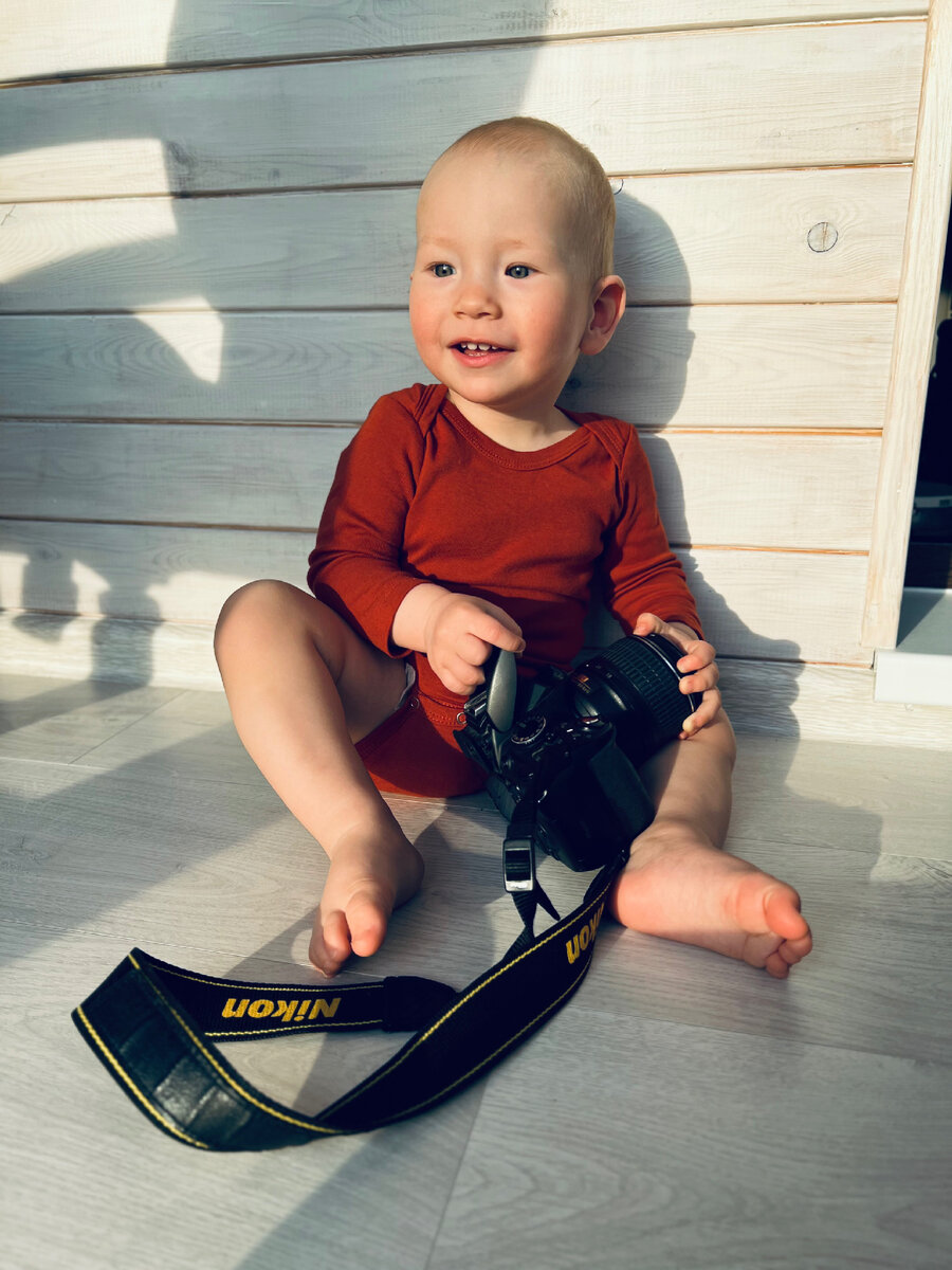 Отсиживаемся днем на балконе после визита к педиатру. Савелий успокоился через две секунды, мне нужны еще сутки, чтобы забыть этот крик.