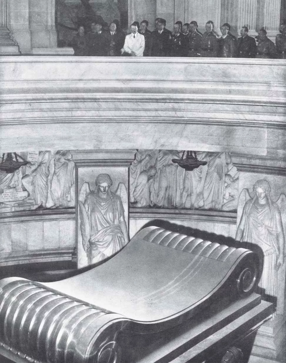 Гитлер у могилы Наполеона