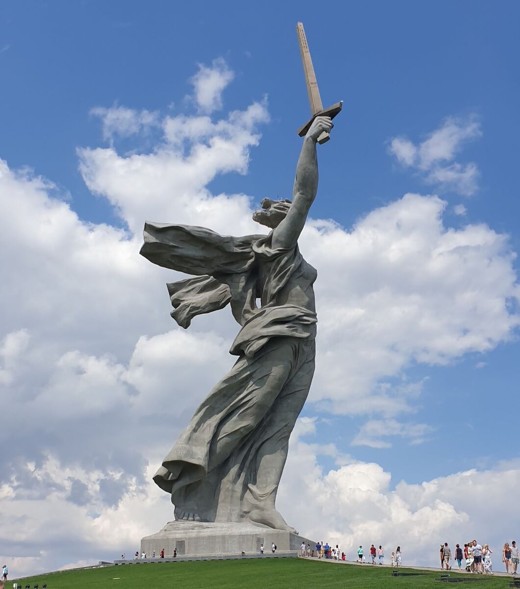 Родина-мать. Вид от Храма Всех Святых