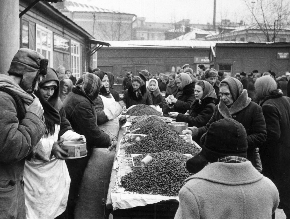 Зацепский рынок. 1960 г. Фото: Марио Де Бьязи.