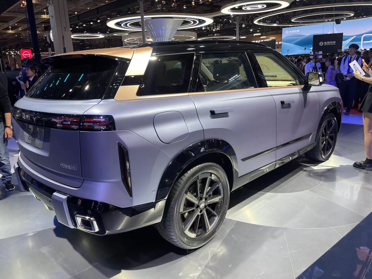 На фото: гибридный кроссовер Chery TJ-1 C-DM на автосалоне в Шанхае