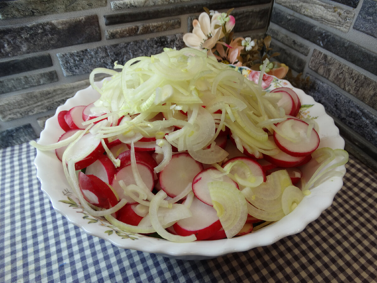 Весенний салат из редиски, огурцов и помидор | Готовим вкусно дома/  Кулинария/ Рецепты | Дзен